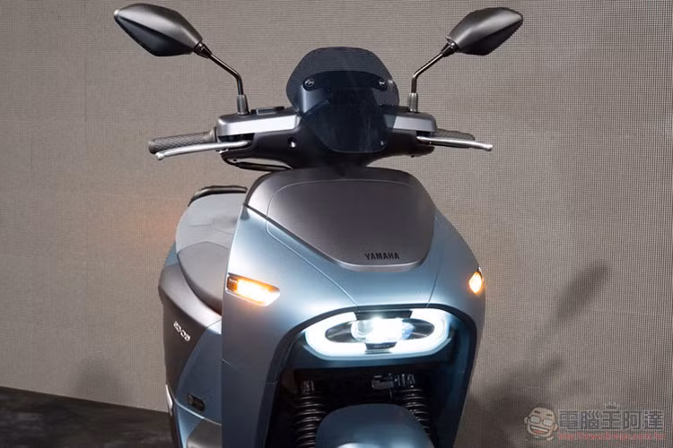 Về kích thước, Yamaha EC-05 mới có trục cơ sở 1.300mm, tổng thể thiết kế xe (Dài x Rộng x Cao) tương ứng (1.880 x 670 x 1.180)mm, độ cao yên 768mm. Phần đầu của xe thiết kế mang phong cách tương lai với đèn c hiếu sáng dạng led hiện đại.