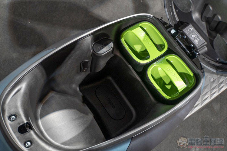 Trọng lượng xe máy điện Yamaha EC-05 gồm cả pin vào khoảng 126kg (106kg khi không gồm pin). Cốp chứa đồ dưới yên xe rộng 25 lít, kèm theo hai cục pin của xe được gắn phía trước khá gọn gàng.