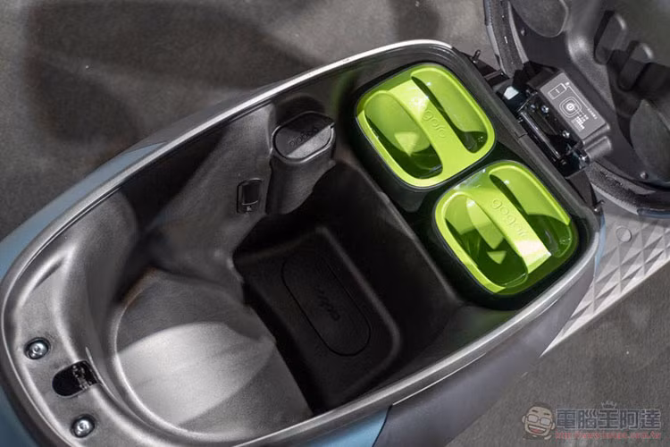 Trọng lượng xe máy điện Yamaha EC-05 gồm cả pin vào khoảng 126kg (106kg khi không gồm pin). Cốp chứa đồ dưới yên xe rộng 25 lít, kèm theo hai cục pin của xe được gắn phía trước khá gọn gàng.