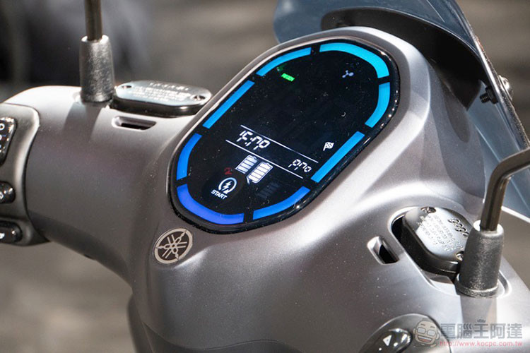 Cụm đồng hồ màn hình màu hoàn toàn bằng điện tử hiển thị dung lương pin, kết nối đến các thiết bị di động như smartphone. Phía trước là một kính chắn gió cỡ nhỏ, các nút bấm trên xe giống như những mẫu xe ga Yamaha đời mới hiện nay những trang bị thêm nút tắt bật nguồn.
