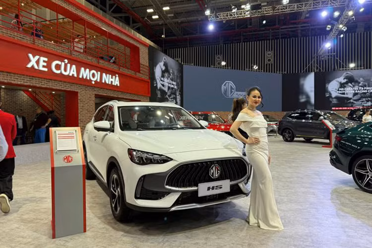 Tâm điểm tại gian hàng MG Việt Nam còn là sự xuất hiện nổi bật của những mẫu xe lần đầu tiên có mặt tại thị trường Việt như: MG G50: Mẫu MPV cỡ trung với 2 cấu hình 7 hoặc 8 chỗ; động cơ 1.5 Turbo tiết kiệm nhiên liệu nhưng vô cùng khỏe với khả năng sản sinh 168HP và 285 Nm Mô-men xoắn; hộp số sàn 6 cấp hoặc lý hợp kép 7 cấp.