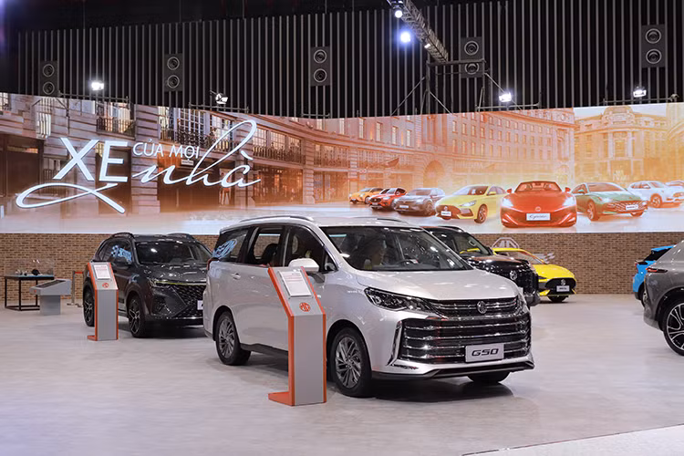 Trung tâm không gian trưng bày của MG Việt Nam tại Triển lãm VMS 2024 nổi bật với màn xuất hiện của 10 mẫu xe tại tất cả các phân khúc từ sedan đến SUV và cả ôtô điện thế hệ mới