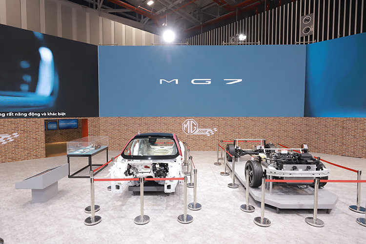 MG HS: Mẫu SUV mạnh mẽ, vận hành mượt mà với hộp số ly hợp kép 7 cấp cùng thiết kế thanh lịch. MG RX5: SUV với những đường nét khỏe khoắn và công nghệ hiện đại cho gia đình trẻ. MG4: Tương lai xanh cho thế hệ mai sau, nổi bật với hệ dẫn động cầu sau 201HP mạnh mẽ, đạt hơn 30 giải thưởng danh giá toàn cầu.