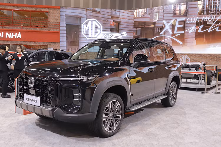 Không gian của MG Việt Nam được hoàn thiện với các mẫu xe có thiết kế hiện đại, vận hành mạnh mẽ cùng công nghệ tiên tiến đã dần trở nên quen thuộc với người tiêu dùng trong nước: MG5: Mẫu sedan trẻ trung cùng nhiều trang bị an toàn. MG ZS: CUV đô thị năng động với thiết kế thông minh, linh hoạt.