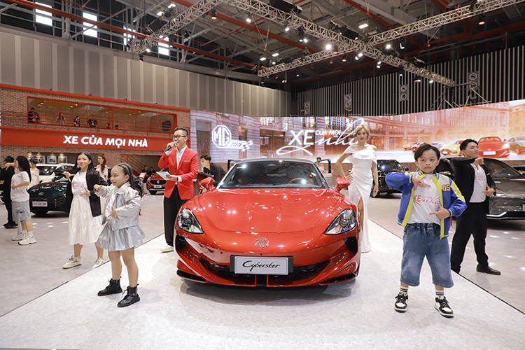 Cũng trong khuôn khổ triển lãm VMS 2024, MG Cyberster 2024 mới - mẫu siêu xe thể thao thuần điện kỷ niệm 100 năm thành lập thương hiệu được công bố giá bán 3,2 tỷ đồng tại Việt Nam với giới hạn 100 chiếc