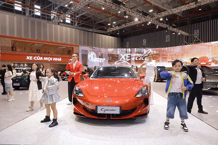 Cũng trong khuôn khổ triển lãm VMS 2024, MG Cyberster 2024 mới - mẫu siêu xe thể thao thuần điện kỷ niệm 100 năm thành lập thương hiệu được công bố giá bán 3,2 tỷ đồng tại Việt Nam với giới hạn 100 chiếc