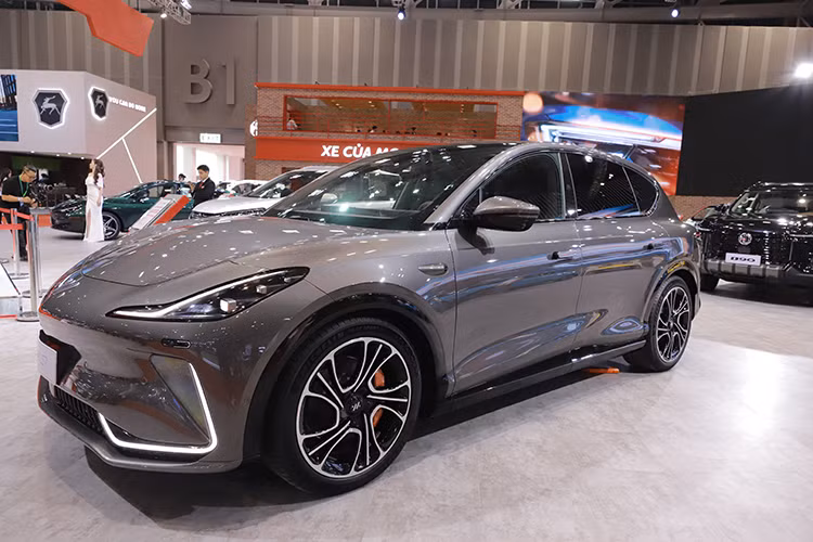 D90: Mẫu SUV 7 chỗ cỡ lớn với những trang bị vượt trội như Động cơ Diesel mạnh mẽ cho công suất 214HP và 500Nm mo-men xoắn cùng hộp số tự động 8 cấp; hệ truyền động 4 bánh với khóa vi sai trung tâm; đầy đủ các tính năng an toàn hỗ trợ lái như ADAS, cam 360, cảnh báo tốc độ…