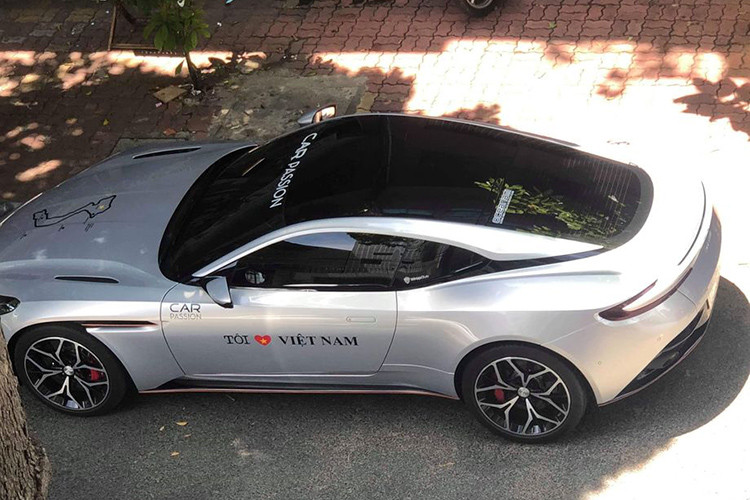 Một trong những cái tên được chờ đợi nhất của hành trình siêu xe 2019 lần này chính là mẫu xe Aston Martin DB11 thứ hai tại Việt Nam. Siêu xe này thuộc sở hữu của một đại gia Vũng Tàu. Xe được nhập về nước theo diện chính hãng với giá niêm yết gần 16 tỷ đồng. Aston Martin DB11 sở hữu khối động cơ V8, tăng áp kép, dung tích 4.0 lít do Mercedes-AMG sản xuất.