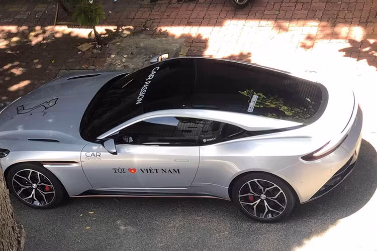 Một trong những cái tên được chờ đợi nhất của hành trình siêu xe 2019 lần này chính là mẫu xe Aston Martin DB11 thứ hai tại Việt Nam. Siêu xe này thuộc sở hữu của một đại gia Vũng Tàu. Xe được nhập về nước theo diện chính hãng với giá niêm yết gần 16 tỷ đồng. Aston Martin DB11 sở hữu khối động cơ V8, tăng áp kép, dung tích 4.0 lít do Mercedes-AMG sản xuất.