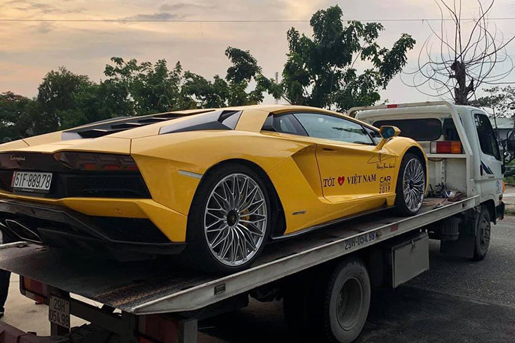 Đặc biệt, trong lần tham dự Car Passion 2019 này, đại gia Hoàng Kim Khánh còn mang tới thêm một siêu phẩm khác, đó là chiếc Lamborghini Aventador S cũng thuộc dạng độc nhất tại Việt Nam. Xe thuộc diện phân phối chính hãng với giá trị lên đến 48 tỷ đồng. So với người tiền nhiệm, Aventador S nổi trội hơn hẳn với khối động cơ mạnh 729 mã lực.