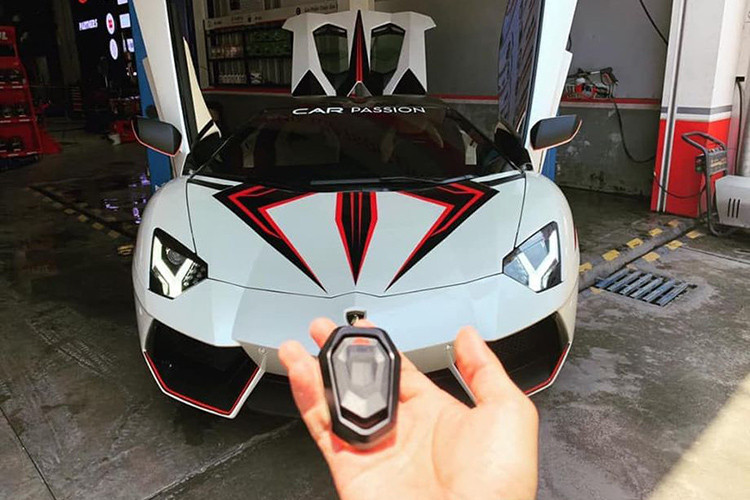 "Siêu bò" hàng khủng - Lamborghini Aventador Roadster với lớp dán decal cá tính cũng sẽ góp mặt trong Car Passion 2019. Đây được xem là siêu xe "hàng hiếm" tại Việt Nam với số lượng chỉ vài chiếc lăn bánh.