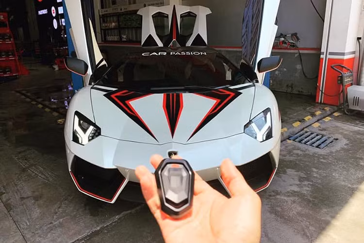 "Siêu bò" hàng khủng - Lamborghini Aventador Roadster với lớp dán decal cá tính cũng sẽ góp mặt trong Car Passion 2019. Đây được xem là siêu xe "hàng hiếm" tại Việt Nam với số lượng chỉ vài chiếc lăn bánh.