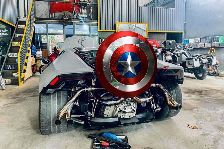 Lamborghini Huracan LP610-4 sở hữu khối động cơ V10 5.2L cho ra công suất tối đa 610 mã lực và mô-men xoắn cực đại 560Nm. Đi kèm với đó là hộp số tự động 7 cấp, hệ thống dẫn động 4 bánh. Siêu bò này tăng tốc 0-100km/h chỉ trong 3.2s trước khi đạt vận tốc tối đa 320km/h. Mức giá bán xe chính hãng khoảng hơn 20 tỷ đồng.