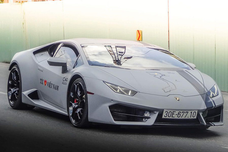 Siêu xe Lamborghini Huracan màu xám với gói độ đuôi xe độc đáo bậc nhất tại Việt Nam. Nếu như những "người anh em" cùng Team Car Passion 2019 sở hữu ngoại thất kiểu tắc kè hoa hoặc mang màu sắc sặc sỡ, nổi bật thì siêu phẩm này khiêm tốn hơn khi chỉ mang "bộ cánh" màu xám mờ. Tuy nhiên, điểm đặc biệt và độc đáo trên siêu phẩm Huracan này đến từ phần đuôi "trần trụi" bằng Titanium cực kỳ hầm hố của mình.
