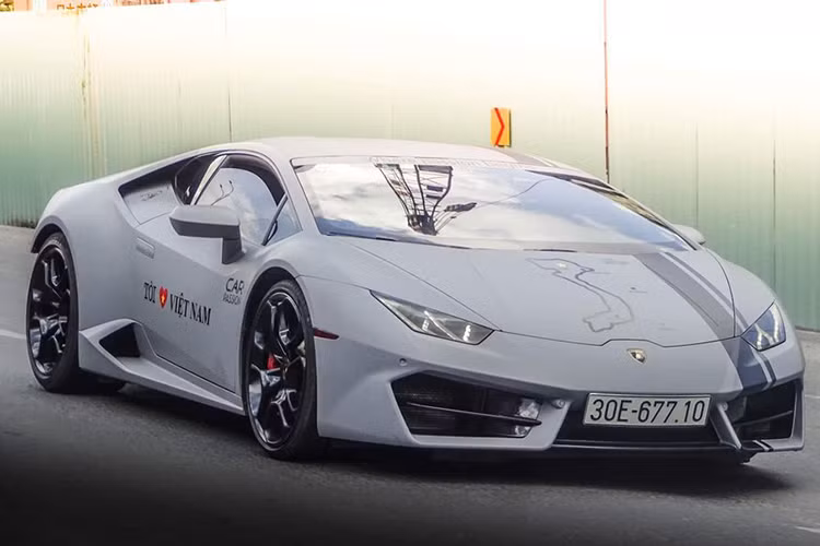 Siêu xe Lamborghini Huracan màu xám với gói độ đuôi xe độc đáo bậc nhất tại Việt Nam. Nếu như những "người anh em" cùng Team Car Passion 2019 sở hữu ngoại thất kiểu tắc kè hoa hoặc mang màu sắc sặc sỡ, nổi bật thì siêu phẩm này khiêm tốn hơn khi chỉ mang "bộ cánh" màu xám mờ. Tuy nhiên, điểm đặc biệt và độc đáo trên siêu phẩm Huracan này đến từ phần đuôi "trần trụi" bằng Titanium cực kỳ hầm hố của mình.