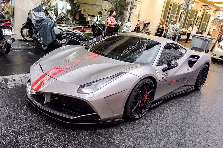 Ferrari 488 GTB độ SVR duy nhất tại Việt Nam sở hữu bộ body-kit SVR danh tiếng. Được biết, chủ xe đã phải cất công đặt hàng từ Nhật Bản về Việt Nam với giá thành lên tới gần 700 triệu đồng. Đó mới chỉ là giá của bộ body-kit "xách tay nguyên đai từ Nhật Bản chưa có công lắp đặt ở Việt Nam. Ngoài vẻ đẹp ấn tượng và hiếm có từ ngoại thất, chủ nhân không có thêm sự can thiệp nào vào động cơ.