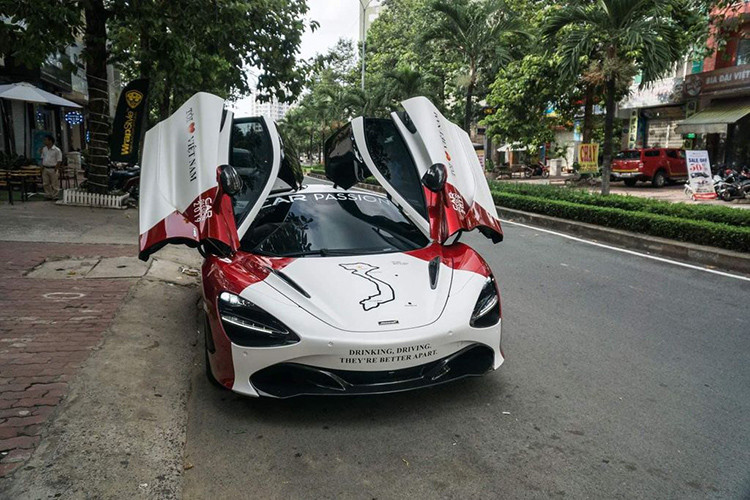 Siêu xe McLaren 720S sử dụng khối động cơ V8 4.0L tăng áp kép, cho ra công suất tối đa 720 mã lực và mô-men xoắn cực đại đạt 770 Nm. Hiện tại, McLaren 720S của trưởng đoàn Car Passion 2019 đã đặt chân tới thủ đô Hà Nội để chuẩn bị những khâu cuối cùng trước khi hành trình siêu xe 2019 chính thức diễn ra.