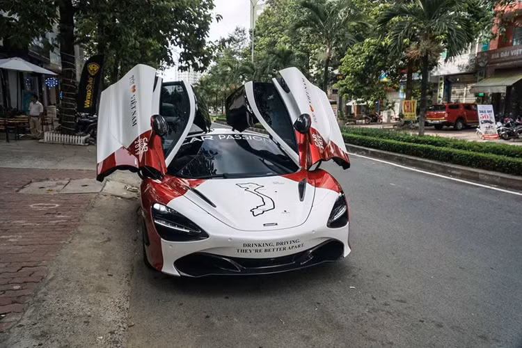 Siêu xe McLaren 720S sử dụng khối động cơ V8 4.0L tăng áp kép, cho ra công suất tối đa 720 mã lực và mô-men xoắn cực đại đạt 770 Nm. Hiện tại, McLaren 720S của trưởng đoàn Car Passion 2019 đã đặt chân tới thủ đô Hà Nội để chuẩn bị những khâu cuối cùng trước khi hành trình siêu xe 2019 chính thức diễn ra.