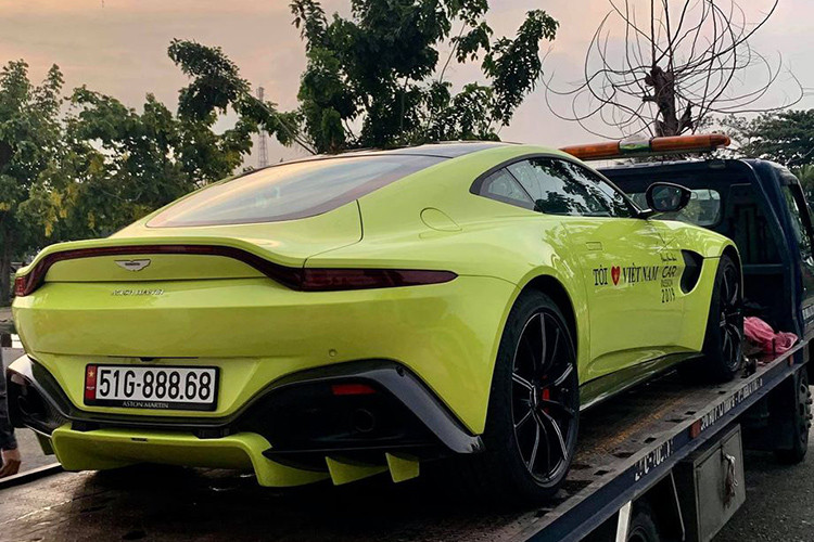 Cái tên tiếp theo góp mặt trong danh sách những siêu phẩm tham dự hành trình siêu xe Car Passion 2019 lần này tiếp tục tới từ Anh Quốc, chiếc Aston Martin V8 Vantage màu xanh chuối độc nhất Việt Nam của đại gia Hoàng Kim Khánh. Bên cạnh màu ngoại thất độc nhất vô nhị, Aston Martin V8 Vantage còn gây chú ý bởi biển số "51G-888.68".