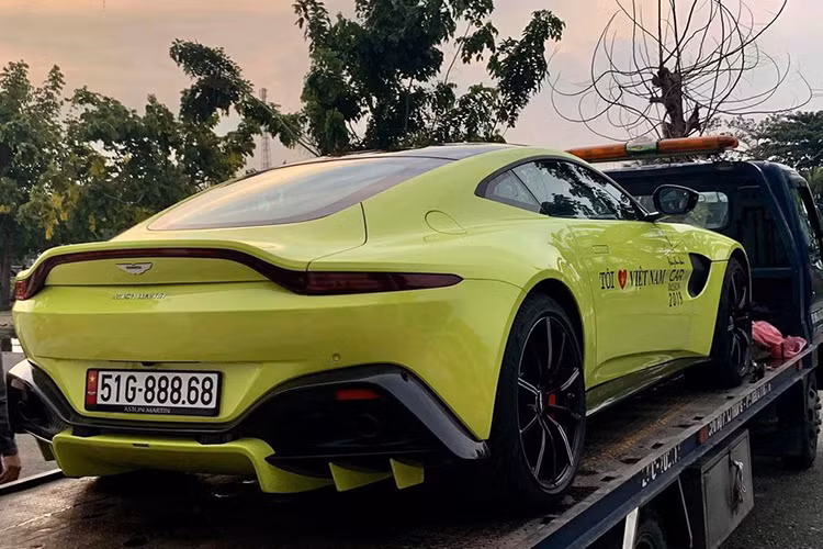 Cái tên tiếp theo góp mặt trong danh sách những siêu phẩm tham dự hành trình siêu xe Car Passion 2019 lần này tiếp tục tới từ Anh Quốc, chiếc Aston Martin V8 Vantage màu xanh chuối độc nhất Việt Nam của đại gia Hoàng Kim Khánh. Bên cạnh màu ngoại thất độc nhất vô nhị, Aston Martin V8 Vantage còn gây chú ý bởi biển số "51G-888.68".