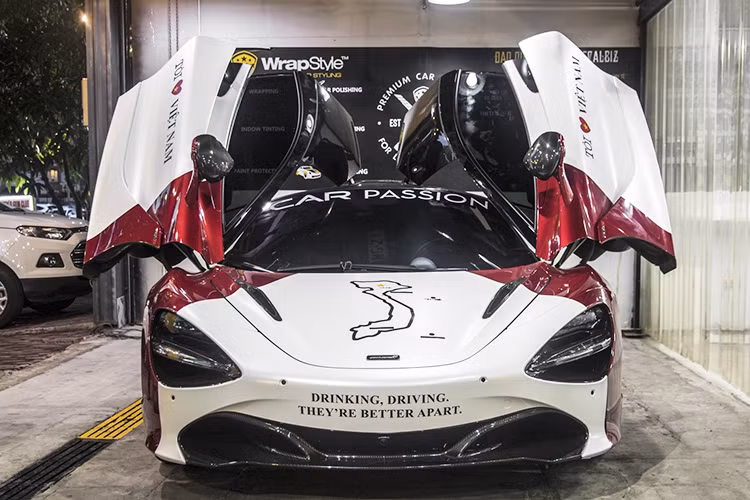 Đầu tiên, chiếc xe mang trọng trách "Leader" trong đoàn hành trình Car Passion 2019 là siêu phẩm McLaren 720S. Cụ thể, McLaren 720S sẽ được chính trưởng đoàn Car Passion 2019 cầm lái và sử dụng để dẫn đầu hành trình thay vì chiếc Lamborghini Huracan màu xanh lá nổi bật hồi năm 2018. McLaren 720S là siêu phẩm kế nhiệm của mẫu 650S danh tiếng từng "làm mưa làm gió" một thời gian ở Việt Nam.