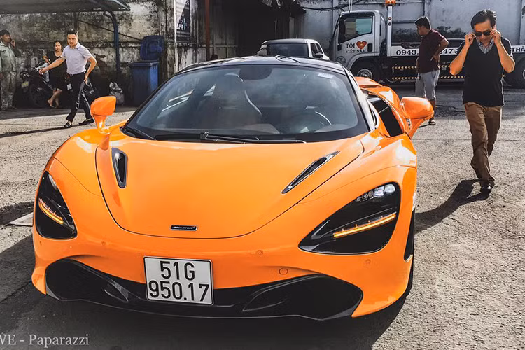 Ngoài chiếc 720S của trưởng đoàn Car Passion, hành trình siêu xe 2019 còn có sự góp mặt thêm của 1 siêu phẩm 720S nữa thuộc sở hữu của đại gia siêu xe Cường Đô la. Đây là chiếc McLaren 720S thứ 5 tại Việt Nam và mang ngoại thất màu da cam. Xe mới chỉ đi đăng ký biển số cách đây khoảng 1 tuần sau thời gian ngắn về nước.