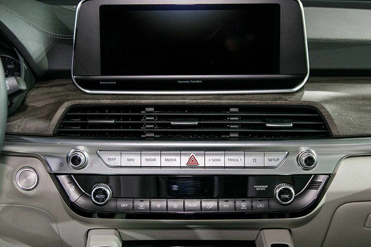 Là một mẫu SUV hướng đến nhu cầu sử dụng phục vụ gia đình, Telluride 2020 có rất nhiều công nghệ an toàn, bao gồm tiêu chuẩn và tùy chọn. Nó bao gồm: Cảnh báo điểm mù, cảnh báo chệch làn đường, hỗ trợ giữ làn đường, điều khiển hành trình thông minh (Smart Cruise Control), màn hình quan sát xung quanh (camera ‘’mắt thần’’ mô phỏng xe nhìn từ trên xuống), cảnh báo va chạm phía trước và HUD,…