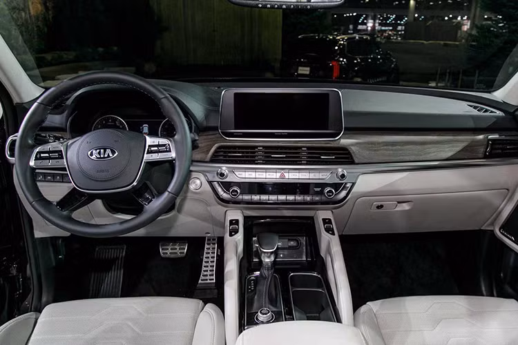 Về nội thất, tương tự Hyundai Palisade 2020, cabin Telluride có rất nhiều "đồ chơi" tiện nghi có thể nói đến như: màn hình cảm ứng 10,25 inch hỗ trợ kết nối Apple CarPlay &amp; Android Auto, dàn âm thanh 10 loa 630-watt từ Harman Kardon. 06 cộng sáu cổng sạc USB ở 3 hàng ghế, và sạc không dây hiện đại,…