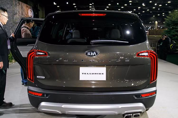 Với những chi tiết như đèn pha LED, Kia Telluride 2020 không thiếu đi sự hiện đại, trong khi nhiều chi tiết mạ chrome như viền kính, mâm, ốp gương... khiến Telluride "sang" hơn.Phần đuôi xe có thiết kế đơn giản nhưng lạ mắt với cặp đèn hậu hẹp, đặt dọc cùng cửa hậu ít chi tiết rườm rà.