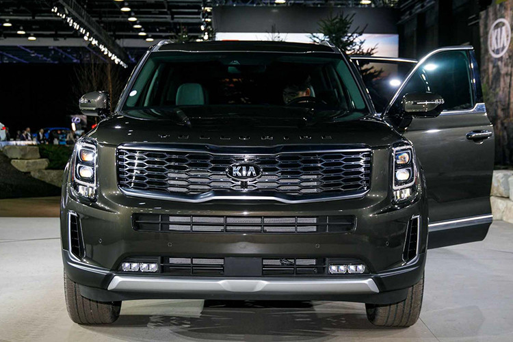 Xe có kích thước lớn với chiều dài gần 5m, hàng ghế giữa ở phiên bản 7 chỗ cũng được thiết kế tách rời như các mẫu xe gia đình Minivan, có cả các phiên bản 8 chỗ với ghế liền ở hàng thứ 2, cung cấp nhiều lựa chọn đa dạng cho các gia đình tại thị trường Mỹ.