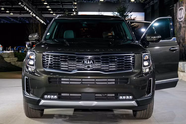 Xe có kích thước lớn với chiều dài gần 5m, hàng ghế giữa ở phiên bản 7 chỗ cũng được thiết kế tách rời như các mẫu xe gia đình Minivan, có cả các phiên bản 8 chỗ với ghế liền ở hàng thứ 2, cung cấp nhiều lựa chọn đa dạng cho các gia đình tại thị trường Mỹ.