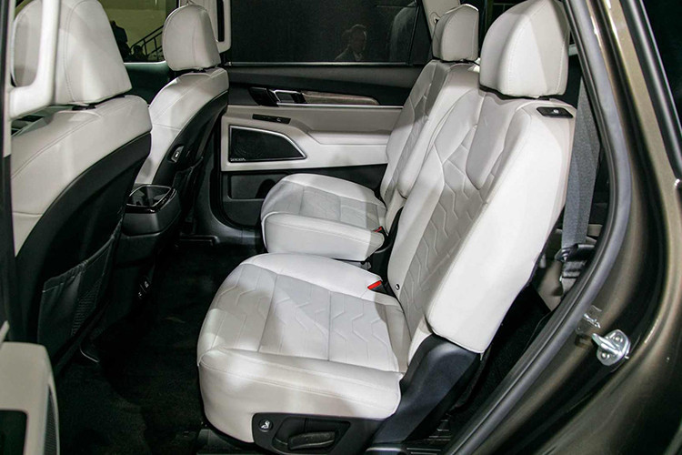 Ngoài ra, xe còn có hệ thống cảnh báo hành khách ghế sau (Rear Occupant Alert) sử dụng các cảm biến siêu âm để phát hiện chuyển động của trẻ em hoặc thú cưng ở hàng thứ hai và thứ ba sau khi cửa được khóa. Nếu phát hiện chuyển động, người lái xe nhận được cảnh báo bằng âm thanh.