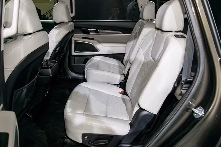 Ngoài ra, xe còn có hệ thống cảnh báo hành khách ghế sau (Rear Occupant Alert) sử dụng các cảm biến siêu âm để phát hiện chuyển động của trẻ em hoặc thú cưng ở hàng thứ hai và thứ ba sau khi cửa được khóa. Nếu phát hiện chuyển động, người lái xe nhận được cảnh báo bằng âm thanh.