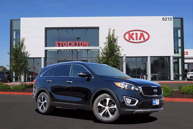 Không giống như mẫu xe Kia Sorento 2018 dành cho thị trường Bắc Mỹ dùng động cơ I4 2.4L hoặc V6 3.3L, phiên bản dành cho thị trường Châu Âu, cụ thể là tại Anh sẽ chỉ trang bị duy nhất động cơ diesel 2.2l công suất 197 mã lực, mô-men xoắn cực đại 441 Nm, đi kèm hộp số sàn hoặc tự động 8 cấp.