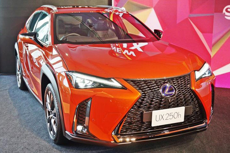 Mẫu xe Lexus UX 2019 mới lần đầu tiên được giới thiệu với khách hàng Đông Nam Á tại triển lãm xe quốc tế Gaikindo Indonesia 2018 diễn ra vào tháng 8 năm ngoái. Tuy nhiên, Thái Lan mới là thị trường Đông Nam Á đầu tiên mà Lexus UX 2019 được bày bán chính thức.