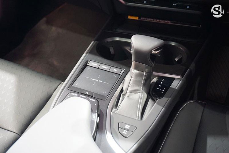 Bên cạnh đó là hệ thống Lexus Safety System 2.0+, bao gồm cảnh báo va chạm phía trước với tính năng phanh ngăn va chạm sớm, cảnh báo điểm mù, cảnh báo phương tiện cắt ngang khi lùi, kiểm soát hành trình thích ứng, hỗ trợ giữ làn đường và đèn pha chủ động.