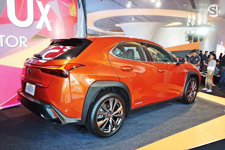 Tại thị trường Thái Lan, mẫu xe Lexus UX 2019 có tổng cộng 13 màu sơn ngoại thất khác nhau. Hiện chưa rõ sau Thái Lan, mẫu SUV hạng sang cỡ nhỏ này có được đưa về Việt Nam để cạnh tranh với Mercedes-Benz GLA, Audi Q2 và BMW X2.