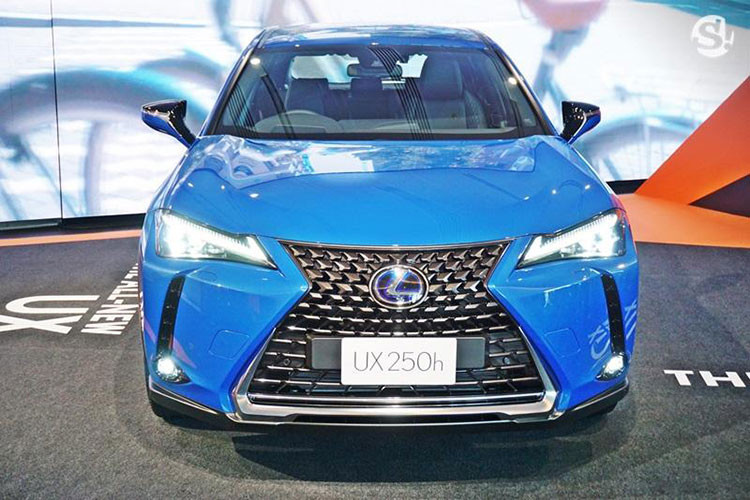 Bên ngoài của mẫu SUV cỡ nhỏ Lexus UX 2019 sở hữu một số thiết kế đặc trưng của gia đình Lexus như lưới tản nhiệt hình con suốt cỡ lớn. Bên cạnh đó là hốc bánh vuông vắn và gương ngoại thất có thiết kế độc đáo.