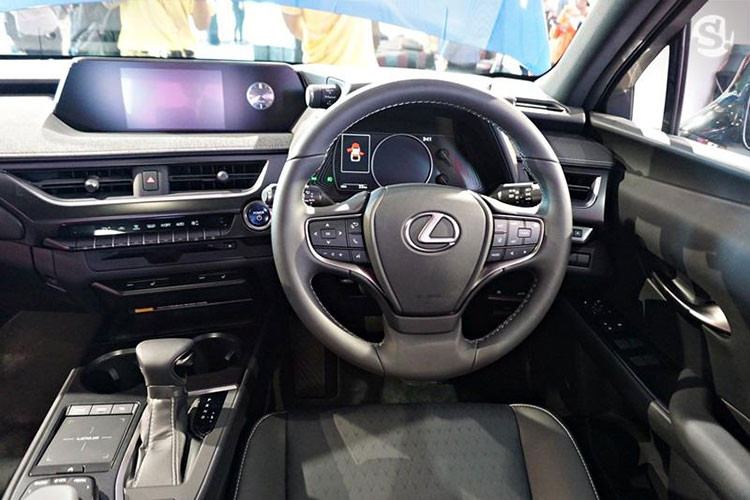 Bên trong Lexus UX 2019 tại Thái Lan là không gian nội thất bọc da và có nhiều trang bị hiện đại như ghế trước chỉnh điện 8 hướng, màn hình màu TFT 8 inch trong bảng đồng hồ, điều hòa tự động 2 vùng, vô lăng chỉnh điện 4 hướng tích hợp lẫy chuyển số, mở cửa không cần chìa, nút bấm khởi động máy, đầu DVD, màn hình thông tin giải trí 10 inch, hệ thống định vị và sạc điện thoại thông minh không dây.
