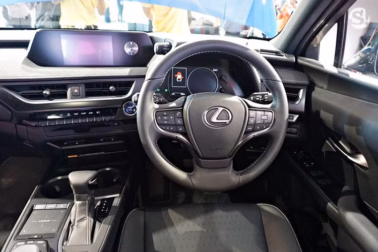 Bên trong Lexus UX 2019 tại Thái Lan là không gian nội thất bọc da và có nhiều trang bị hiện đại như ghế trước chỉnh điện 8 hướng, màn hình màu TFT 8 inch trong bảng đồng hồ, điều hòa tự động 2 vùng, vô lăng chỉnh điện 4 hướng tích hợp lẫy chuyển số, mở cửa không cần chìa, nút bấm khởi động máy, đầu DVD, màn hình thông tin giải trí 10 inch, hệ thống định vị và sạc điện thoại thông minh không dây.