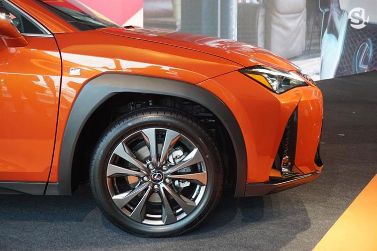 Phía sau Lexus UX 2019 xuất hiện cụm đèn hậu chạy ngang đuôi xe, được tạo ra từ 120 bóng LED. Tại điểm hẹp nhất, cụm đèn hậu này chỉ dày đúng 3 mm. Những trang bị ngoại thất tiêu chuẩn đáng chú ý của Lexus UX 2019 tại thị trường Thái Lan bao gồm cụm đèn pha với 3 bóng LED, hệ thống tự động điều chỉnh góc chiếu, hệ thống rửa đèn, đèn phanh trên cao dạng LED và cửa cốp sau chỉnh điện.