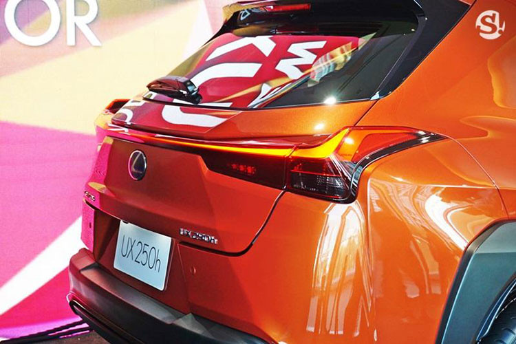 Khác với "đàn anh" NX cỡ lớn hơn vốn được trang bị đèn LED định vị ban ngày nằm tách riêng, Lexus UX 2019 đi kèm chi tiết này tích hợp vào đèn pha. Thiết kế này giải phóng khoảng trống trên cản trước và nhường chỗ cho đèn sương mù nằm trong hốc dạng dọc.