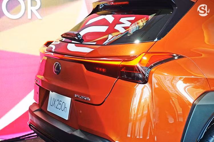 Khác với "đàn anh" NX cỡ lớn hơn vốn được trang bị đèn LED định vị ban ngày nằm tách riêng, Lexus UX 2019 đi kèm chi tiết này tích hợp vào đèn pha. Thiết kế này giải phóng khoảng trống trên cản trước và nhường chỗ cho đèn sương mù nằm trong hốc dạng dọc.