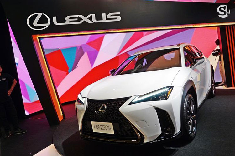 Được xem là trẻ nhất, Lexus UX 2019 mới còn là mẫu SUV nhỏ nhất của gia đình Lexus hiện nay. Cụ thể, Lexus UX 2019 sở hữu chiều dài tổng thể 4.496 mm và chiều dài cơ sở 2.639 mm. So với NX, Lexus UX mới ngắn hơn 144 mm trong khi chiều dài cơ sở chỉ kém 21 mm. 