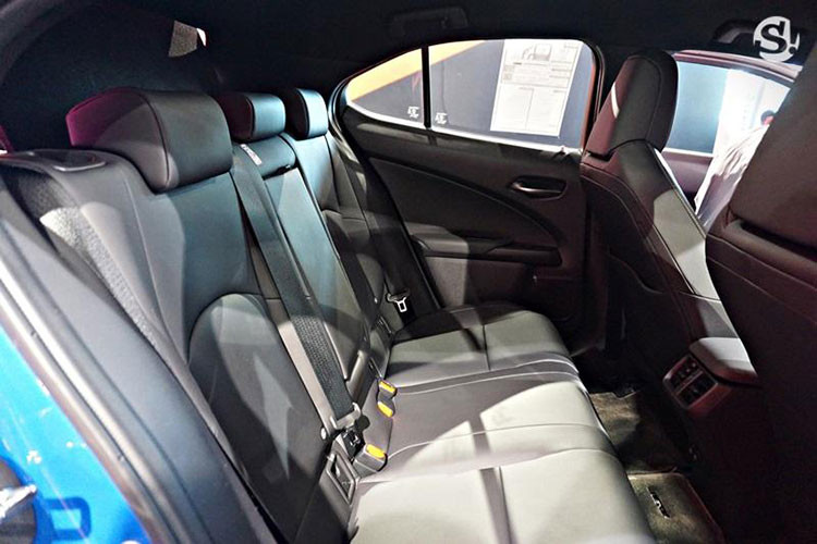 Tổng cộng, Lexus UX 2019 sở hữu công suất 184 mã lực và sử dụng hộp số tự động E-CVT cũng như hệ dẫn động cầu trước hoặc 4 bánh. Trang bị an toàn như 8 túi khí, hệ thống cân bằng điện tử, chống bó cứng phanh ABS, phân bổ lực phanh điện tử EBD, hỗ trợ phanh BA, cảnh báo áp suất lốp, phanh khẩn cấp tự động và camera lùi.