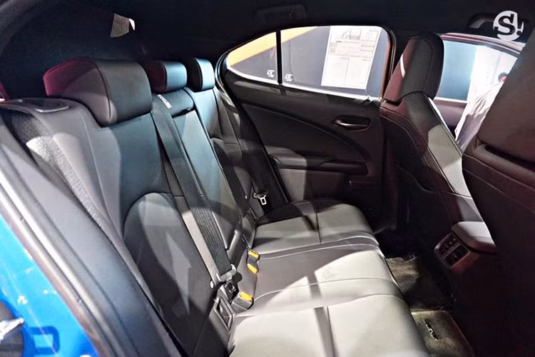 Tổng cộng, Lexus UX 2019 sở hữu công suất 184 mã lực và sử dụng hộp số tự động E-CVT cũng như hệ dẫn động cầu trước hoặc 4 bánh. Trang bị an toàn như 8 túi khí, hệ thống cân bằng điện tử, chống bó cứng phanh ABS, phân bổ lực phanh điện tử EBD, hỗ trợ phanh BA, cảnh báo áp suất lốp, phanh khẩn cấp tự động và camera lùi.