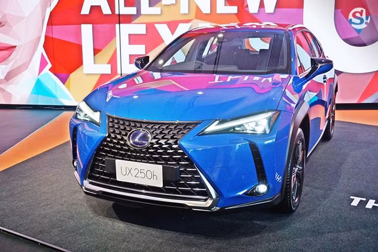 Là xe nhập khẩu nguyên chiếc, tại Thái Lan có 3 bản trang bị là UX 250h Luxury, UX 250h Grand Luxury và UX 250h F Sport AWD. Giá xe Lexus UX tương ứng của 3 phiên bản này là 2,49 triệu Baht (1,8 tỷ đồng), 2,69 triệu Baht (1,97 tỷ đồng) và 3,62 triệu Baht (2,65 tỷ đồng).