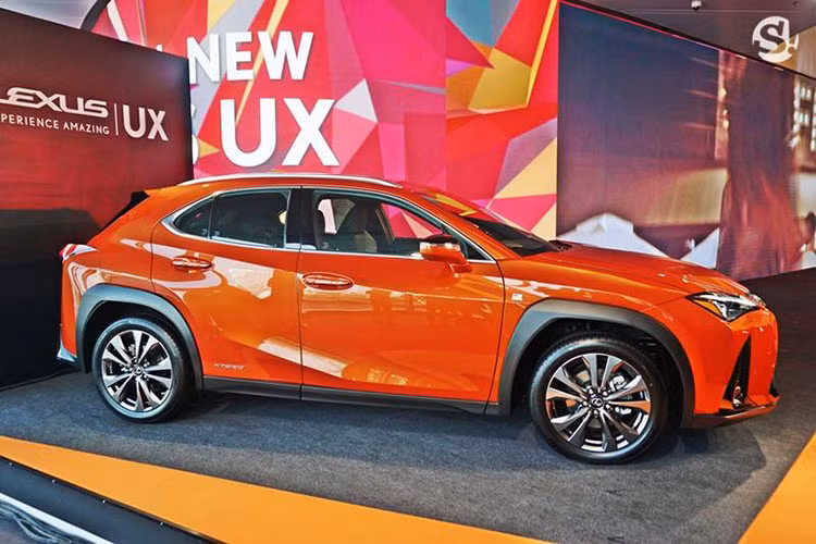 Được phát triển dựa trên cơ sở gầm bệ Toyota New Global Architecture (TNGA) tương tự C-HR, UX 2019 là thành viên non trẻ nhất trong dòng SUV hạng sang của Lexus. Vì dùng chung cơ sở gầm bệ nên chẳng có gì ngạc nhiên khi Lexus UX 2019 sở hữu hệ thống treo thanh giằng trước và đa liên kết sau giống với Toyota C-HR. 