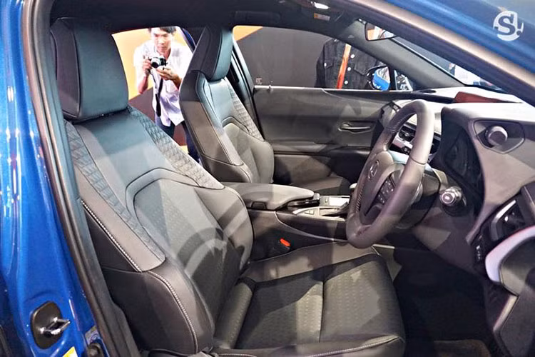 Nằm bên dưới nắp capô của Lexus UX 2019 tại Thái Lan là động cơ xăng Atkinson Cycle 4 xi-lanh, dung tích 2.0 lít, sản sinh công suất tối đa 146 mã lực và mô-men xoắn cực đại 188 Nm. Động cơ kết hợp với mô-tơ điện nam châm vĩnh cửu có công suất tối đa 109 mã lực và mô-men xoắn cực đại 202 Nm.