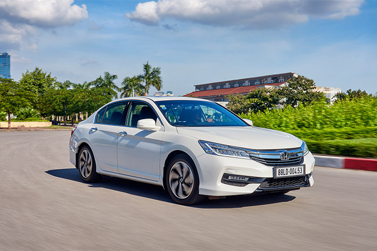Mẫu xe Honda Accord sở hữu sự nâng tầm của các yếu tố: “Thể thao hiện đại – Hứng khởi khi sử dụng” cùng trái tim là động cơ áp dụng công nghệ đột phá “Earth Dreams Technology”, Honda Accord xứng danh lựa chọn “đáng tiền” cho khách hàng trong phân khúc sedan hạng D, sẽ được tiếp tục nhập khẩu lại với mức giá 1.198.000.000 đồng.